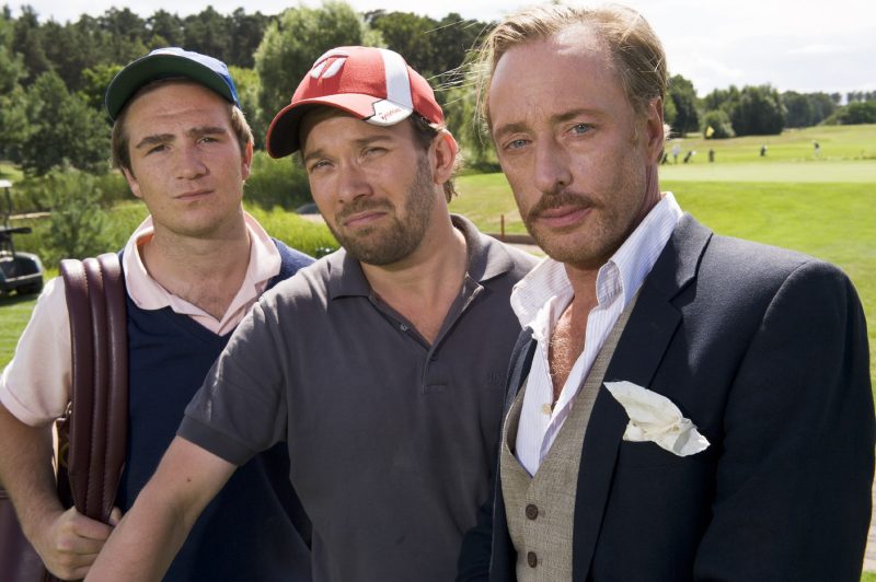 Christian Ulmen und seine Snobs golfen Frederick Lau, Christian Ulmen und Wilfried Hochholdinger beim Dreh von "Die Snobs". Foto: ZDF/Svea Pietschmann.