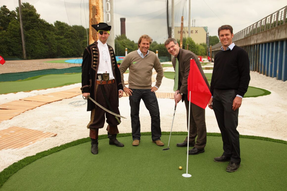 v.l.n.r. Pirates Golf Pro, Peter E. Merck (Geschäftsführung Golf Lounge, 2.v.l.), Markus Schreiber (Bezirksamtsleiter Hamburg Mitte, 3.v.l.) und Markus Spangenberger (Geschäftsführung Golf Lounge, rechts außen)