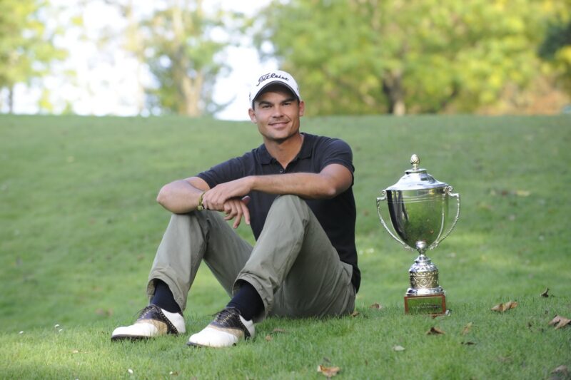 Manuel Kempe mit seinem Pokal. Foto: JoergSaenger