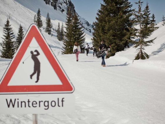 Schneegolf. Wintergolf in Lech