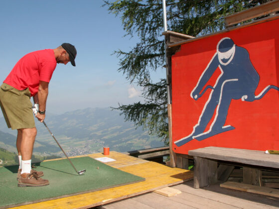 Die Streif-Attack, bei der die Spieler die Hahnenkamm-Skirennstrecke mit dem Golfschläger bezwingen muss. Foto: Hansmann PR/Brunnthaler