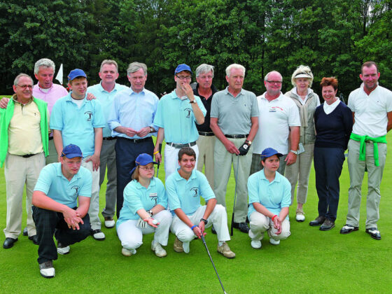 Aus dem Engagement des Bielefelder Golfclubs für junge Menschen mit geistiger Behinderung ist ein Stützpunkt der Landes NRW gewachsen. Horst Köhler (5.v.l.) hatte ihn zu seiner Dienstzeit besucht und er eine Partie zugesagt. Dieses Versprechen hat er kürzlich eingelöst.