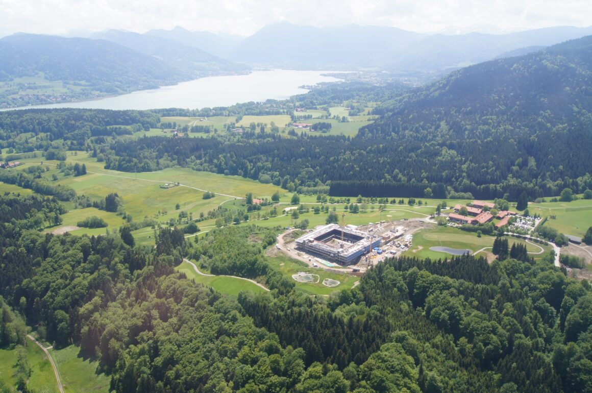 Der Lanserhof im Bau und daneben der Margarethenhof.