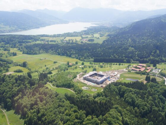 Der Lanserhof im Bau und daneben der Margarethenhof.