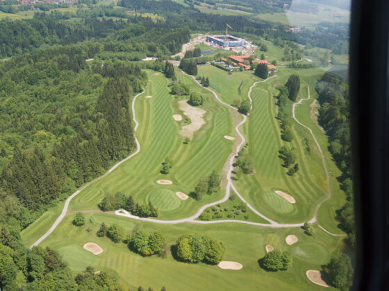 Der Golfplatz Margarethenhof, dahinter der Lanserhof im Bau