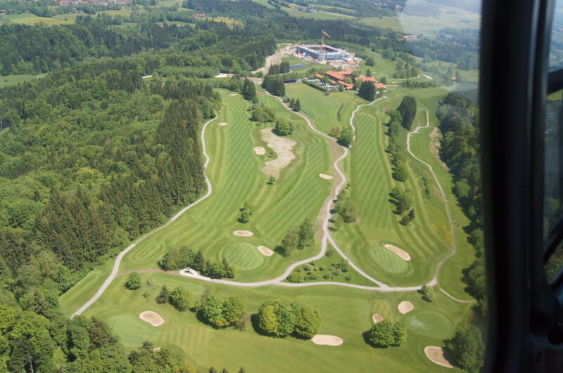Der Golfplatz Margarethenhof, dahinter der Lanserhof im Bau