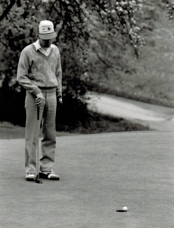 Golfen auf dem Bolzplatz - Bernd Rudolph in Aktion. 