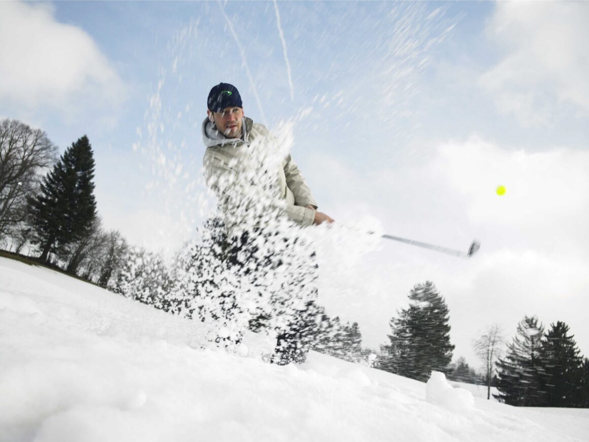 Golfen im Winter Mann -