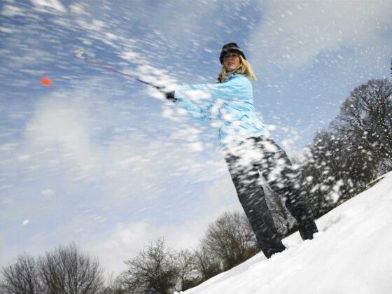 Golfen im Winter Frau -