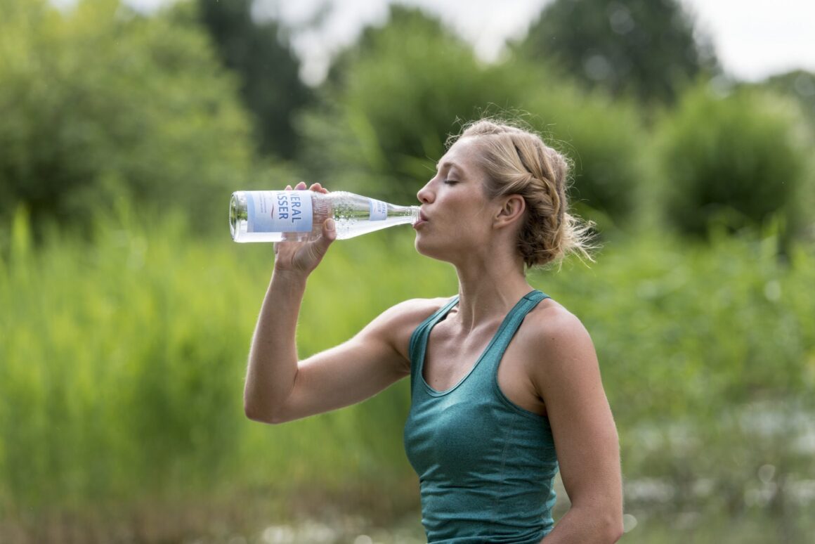 Frau trinkt wasser -