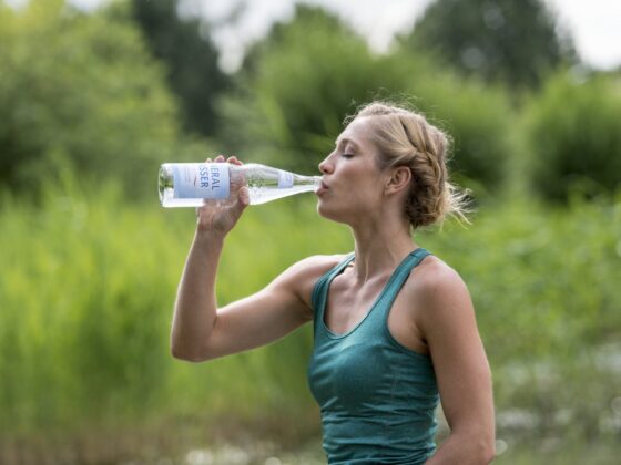 Frau trinkt wasser -