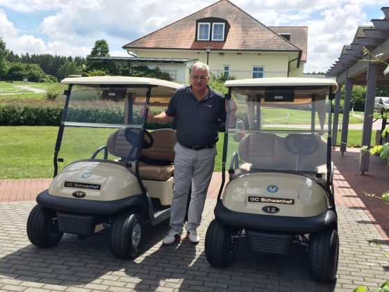 Detlef Hennings mit den Golfcarts