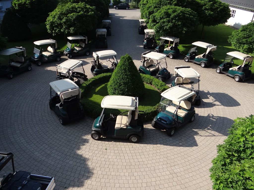 Golfcarts im Golf & Country Club Seddiner See. 