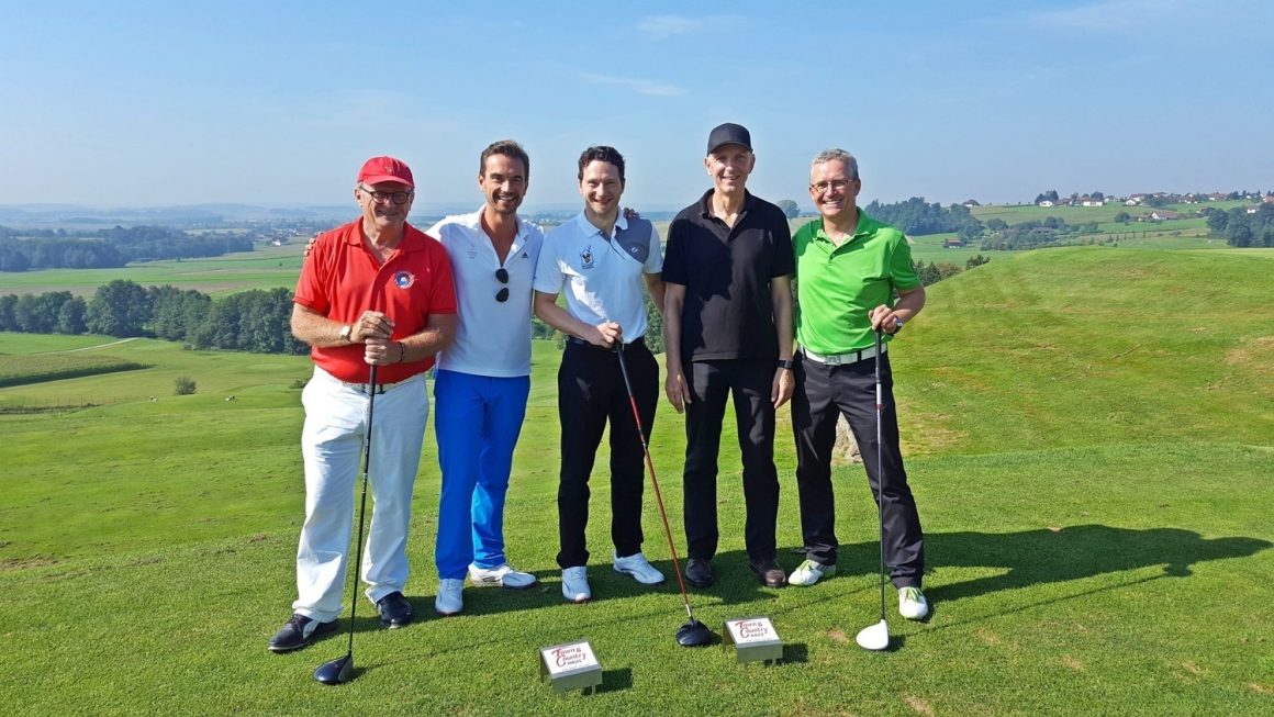 Fertig für die Runde (v.l.): Max Öller (Mitbetreiber von Panorama Golf), Volksmusikstar Florian Silbereisen, Christian Bäcker (Direktor Fundraising, McDonald's Kinderhilfe Stiftung), MdL Prof. Dr. Gerhard Waschler und Norbert Sandner (Lizenzpartner von Town & Country Haus) beim ersten Abschlag.