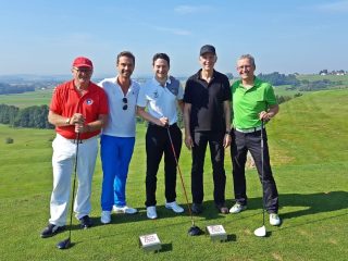 Fertig für die Runde (v.l.): Max Öller (Mitbetreiber von Panorama Golf), Volksmusikstar Florian Silbereisen, Christian Bäcker (Direktor Fundraising, McDonald's Kinderhilfe Stiftung), MdL Prof. Dr. Gerhard Waschler und Norbert Sandner (Lizenzpartner von Town & Country Haus) beim ersten Abschlag.