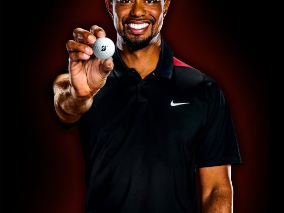 Tiger Woods mit Golfball.