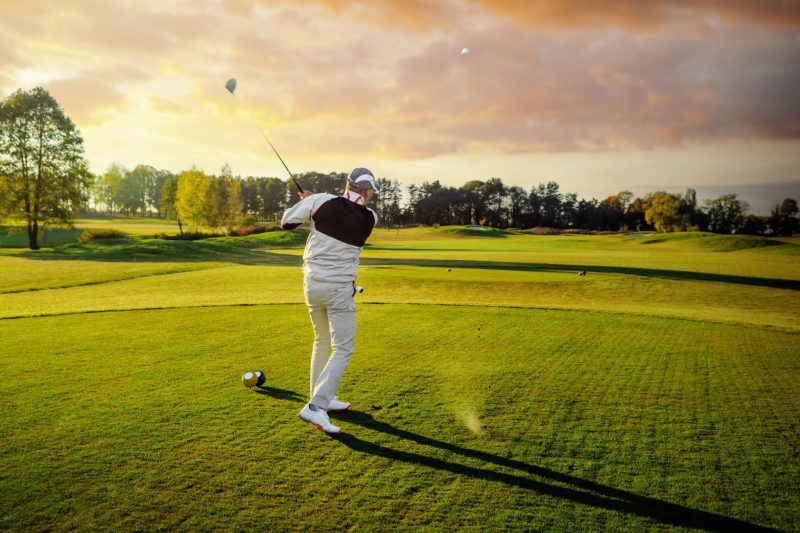 Golfen mit Kontaktlinsen statt Brille.