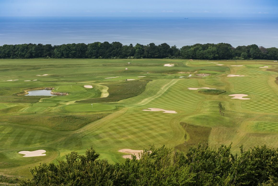 Der Golfplatz Schloss-Ranzow. Links das Grün 12.