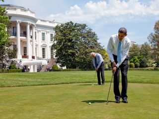 Präsident Barack Obama und sein damaliger Vize-Präsident Joe Biden auf dem Putting-Green vor dem Weißen Haus im Jahr 2009. Foto: Pete Souza/ Official White House Photo