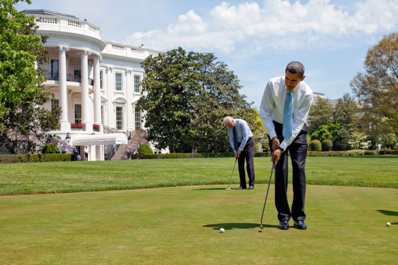 Präsident Barack Obama und sein damaliger Vize-Präsident Joe Biden auf dem Putting-Green vor dem Weißen Haus im Jahr 2009. Foto: Pete Souza/ Official White House Photo