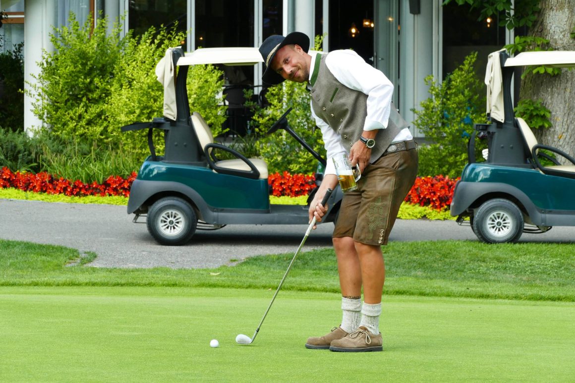 Hublot Tradition Classics by Hilscher Golfturnier in München Eichenrieds Pro Sebastian Buhl kann auch in Lederhose und einhändig mit Bier in der Hand Golf spielen