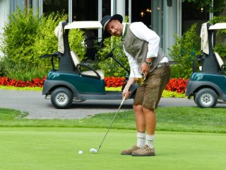 Eichenrieds Pro Sebastian Buhl kann auch in Lederhose und einhändig mit Bier in der Hand Golf spielen