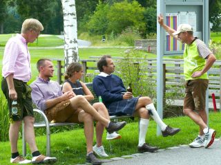 Lederhosen und Schottenröcke müssen auch mal Pause machen nach anstrengender Golfrunde.