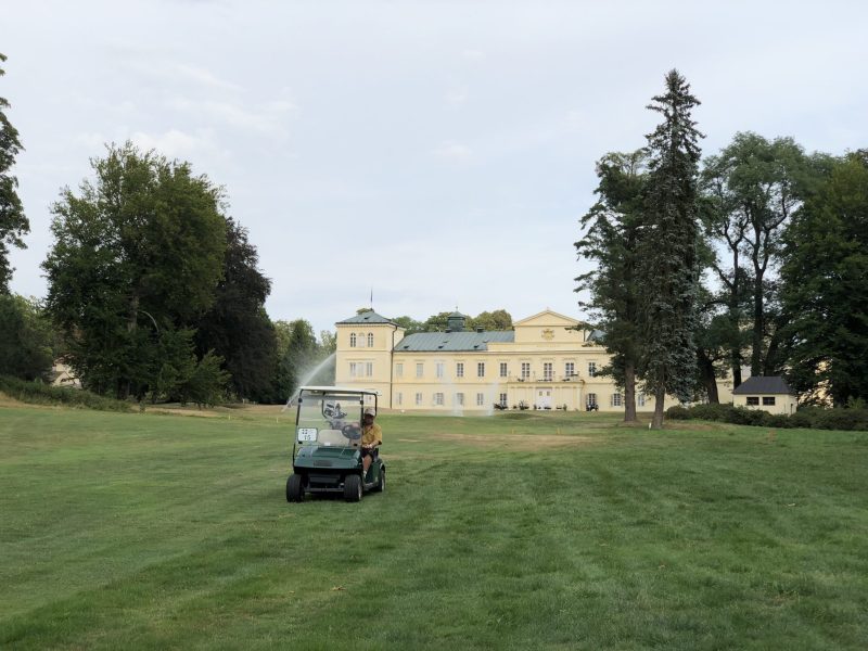 Bahn 18 führt in Königswart direkt auf das Schloss zu. 1 -