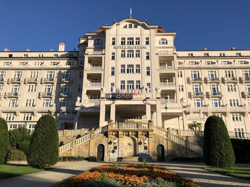 Das imposante Hotel Imperial liegt oberhalb von Karlsbad. -