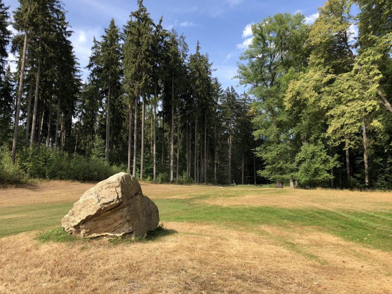 Der Stein ist schon länger da als der Golfplatz von Königswart. -