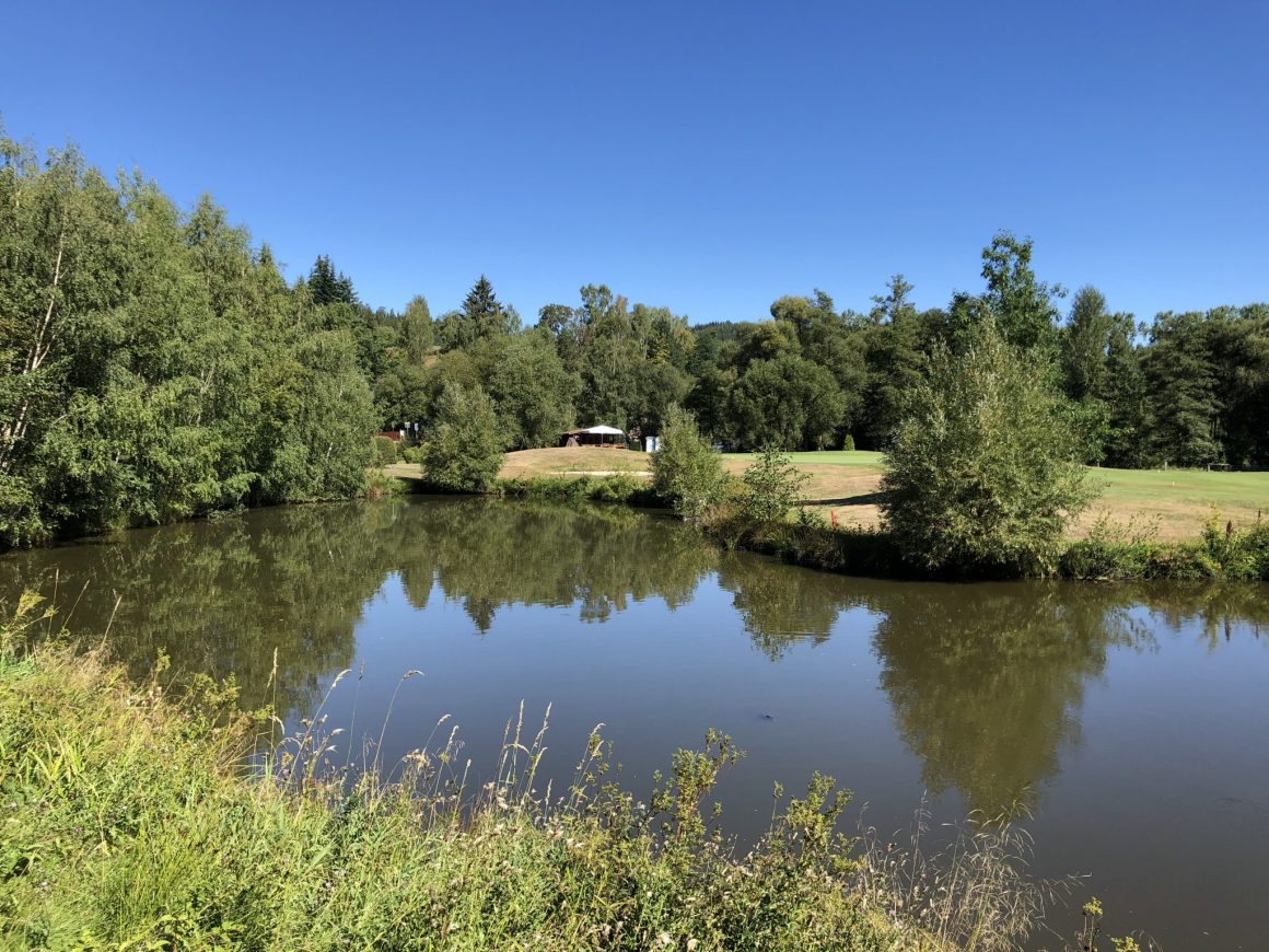 Der immergrüne Golfplatz von Cihelny profitiert von natürlichen Wasservorkommen. -
