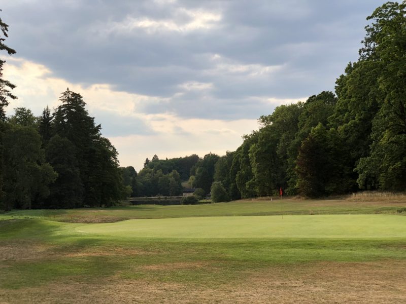 Ein fürstlicher Anblick. Königswarts Loch 18 von der Schlossterrasse aus. -