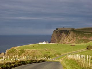 Küstenstraße an der Nordküste bei Pennan. Foto: Helma Scheffler.