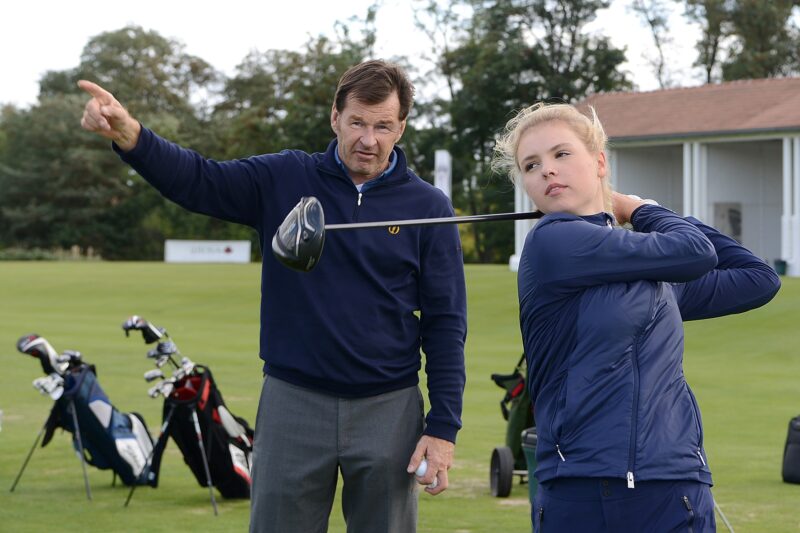 Emily Krause freut sich über die Ratschläge von Nick Faldo A ROSA Resorts -