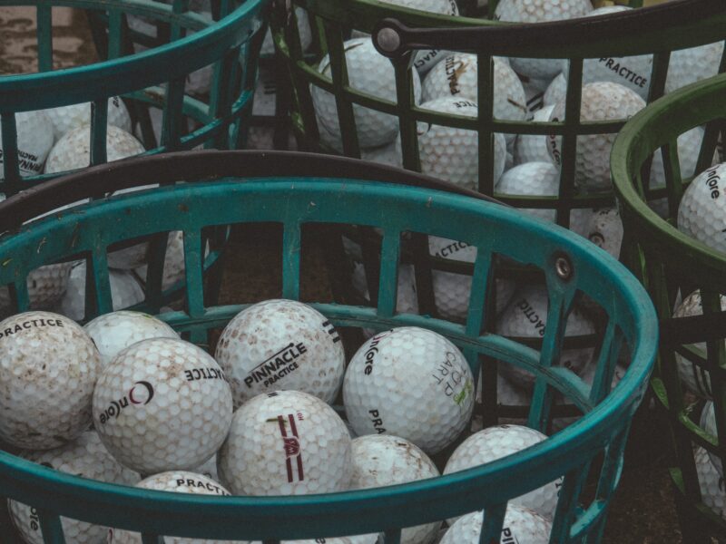 Golfbälle auf der Driving Range.