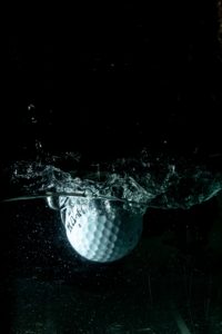 Golfball im Wasser. Foto: Aryan Singh on Unsplash