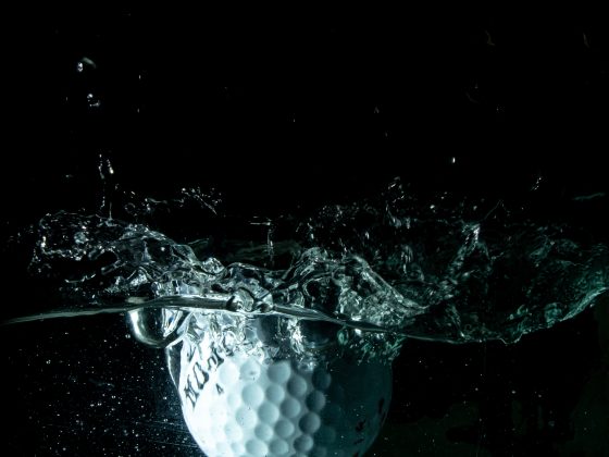 Golfball im Wasser. Foto: Aryan Singh on Unsplash