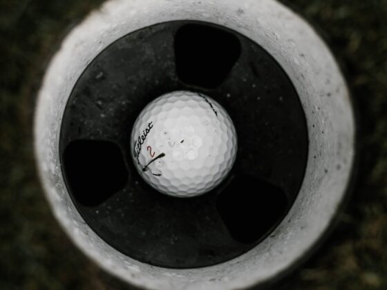 Golfball im Loch. Foto: Will Porada/ Unsplash