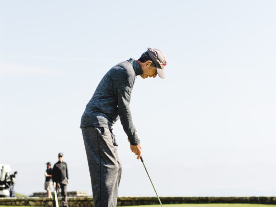 Golfer beim putten.