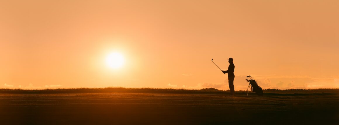 Die 4 besten europäischen Ziele für Golfreisen im Winter Golfer im Sonnenuntergang. Foto: Christoph Keil/ Unsplash