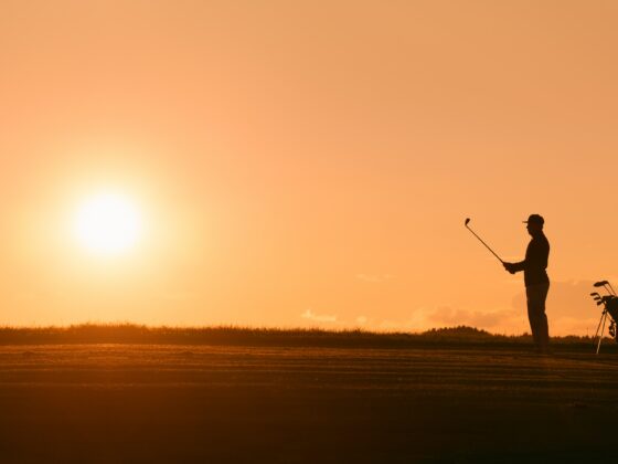 Golfer im Sonnenuntergang. Foto: Christoph Keil/ Unsplash