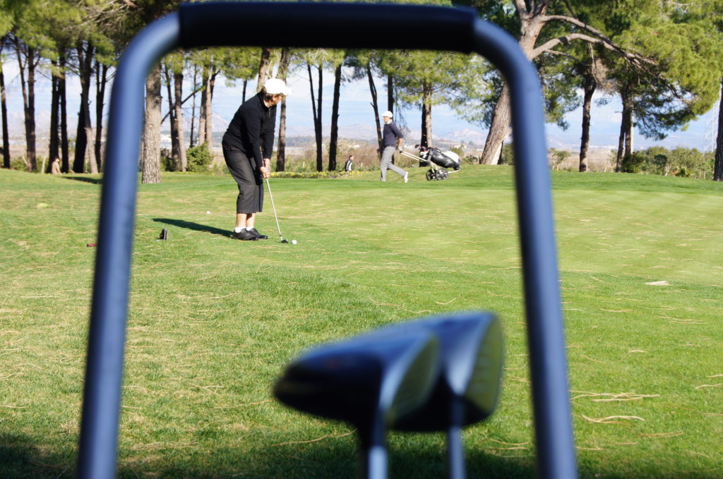 Golferin beim chippen.