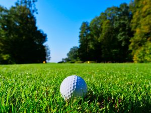 Golfball auf dem Rasen