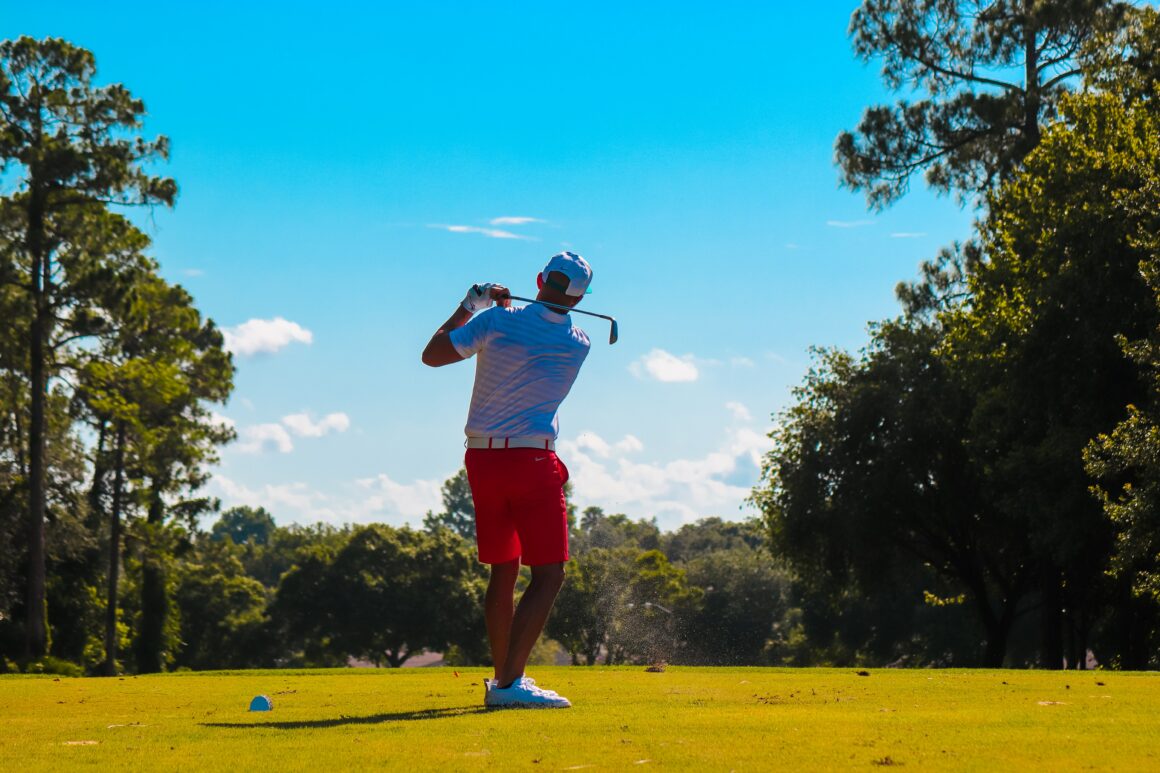 Golfer nach dem Abschlag