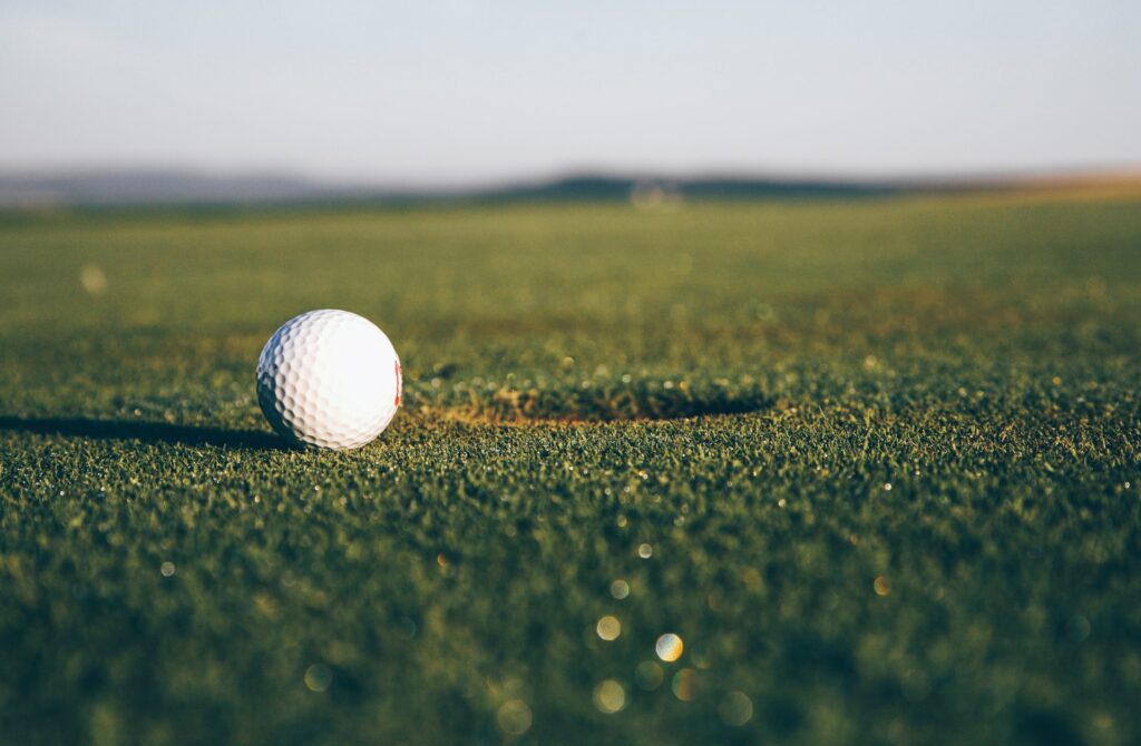 Golfball auf dem Grün.