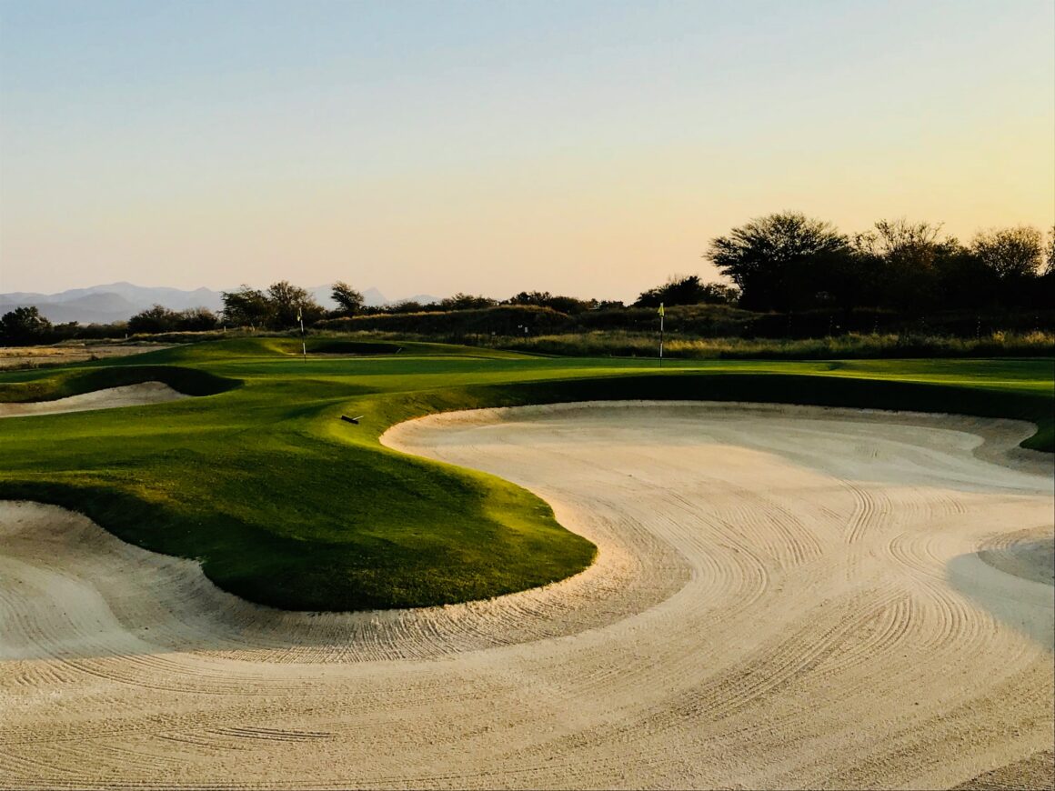 Bunker auf dem Golfplatz.