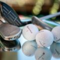 Golfausrüstung: Golfschläger und Golfbälle.