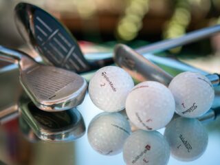 Golfausrüstung: Golfschläger und Golfbälle.
