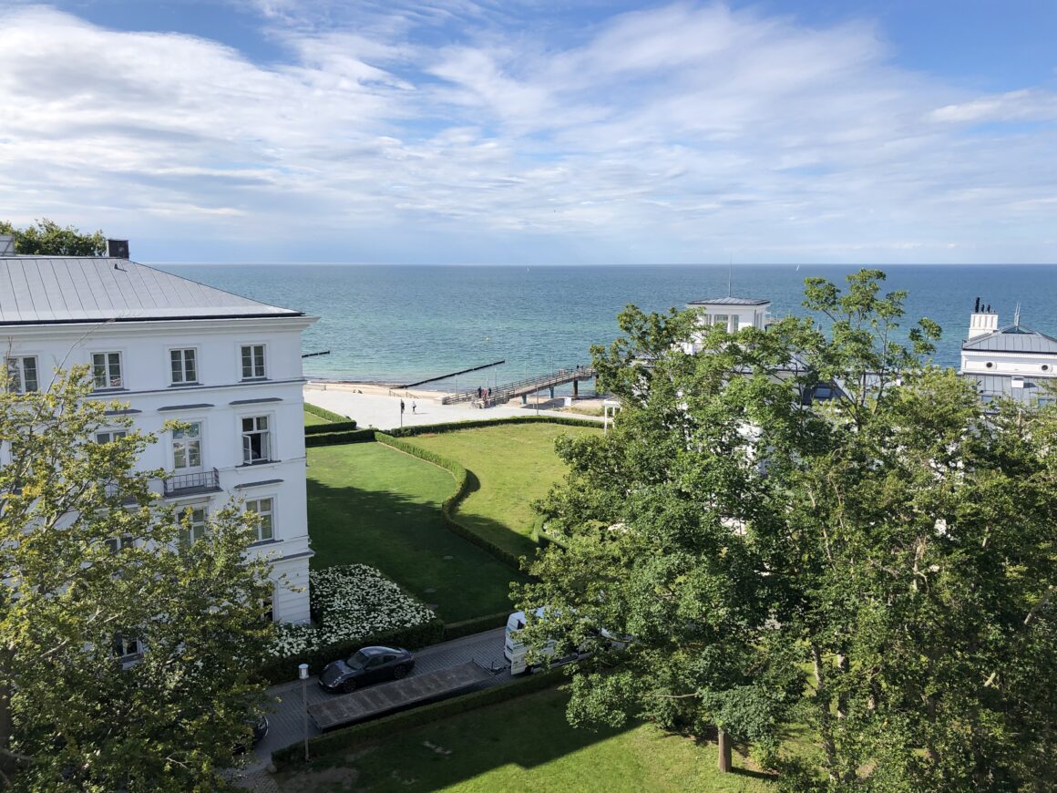 Das Grand Hotel Heiligendamm liegt direkt am Meer.