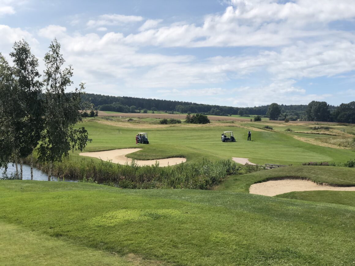 Die Hügel-Tal-Landschaft bietet nur selten solche Durchblicke zu anderen Spielbahnen.